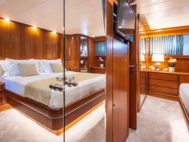 Yacht Vyno cabin