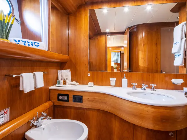 Yacht Vyno cabin bathroom