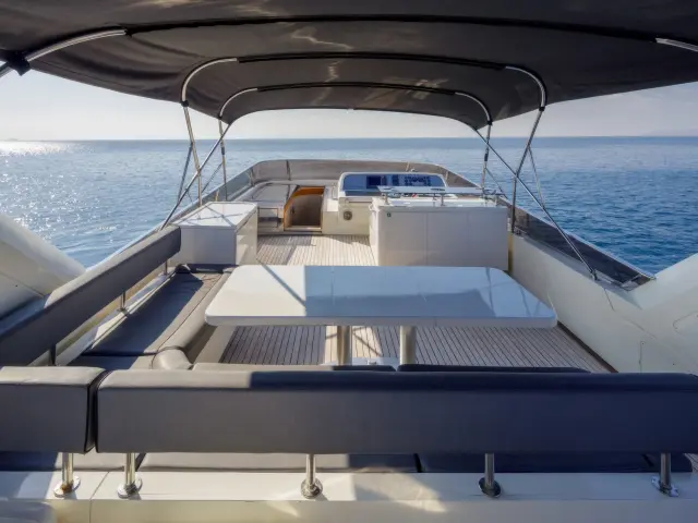 Yacht Salty flybridge