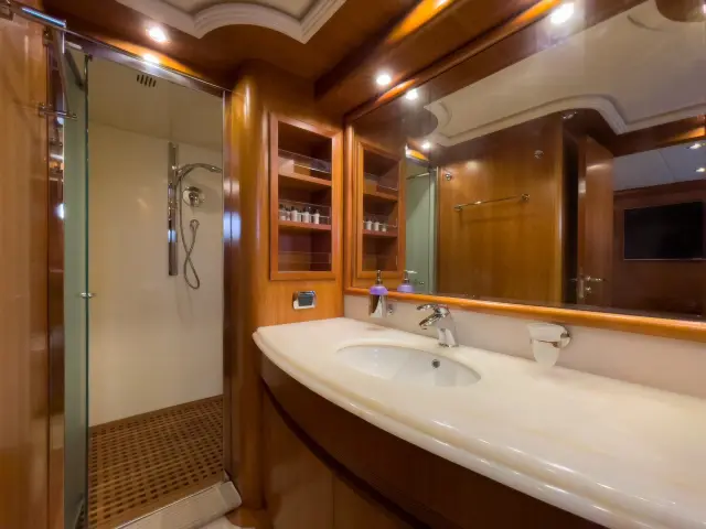Yacht Salty cabin bathroom