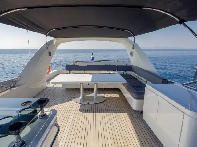 Yacht Salty flybridge