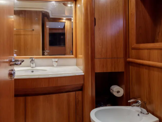 Yacht Salty cabin bathroom