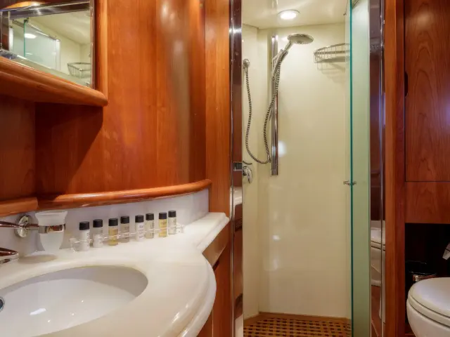 Yacht Salty cabin bathroom