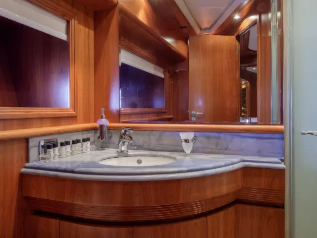 Yacht Salty cabin bathroom