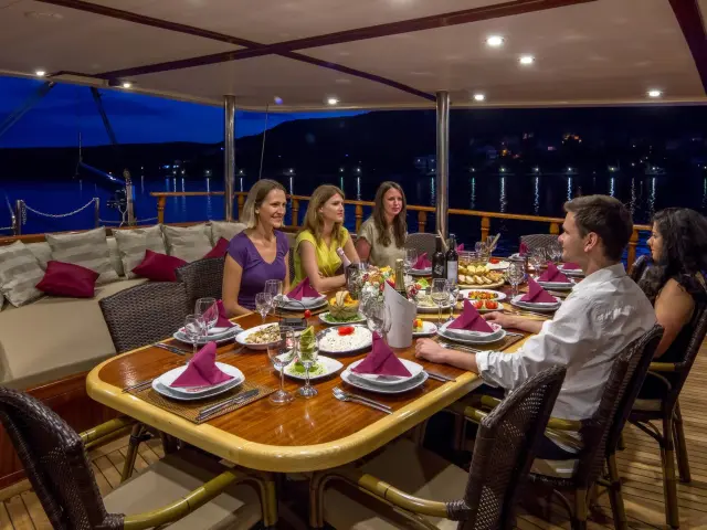 Yacht Morning Star dining table