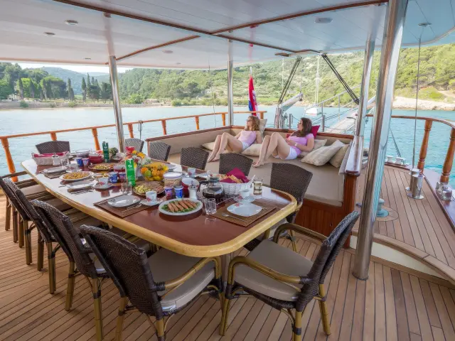 Yacht Morning Star dining table