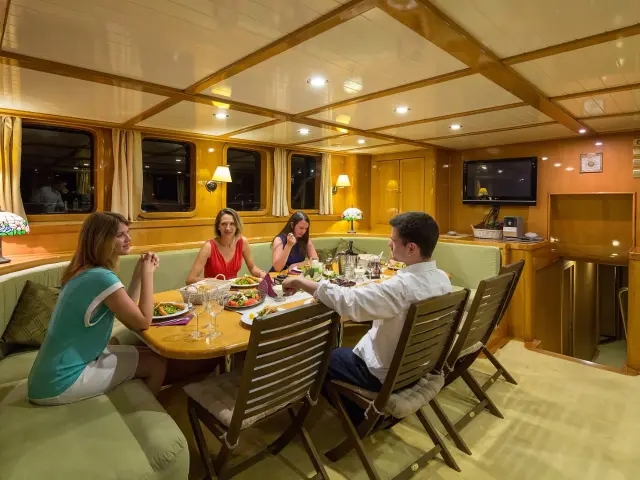 Yacht Morning Star saloon