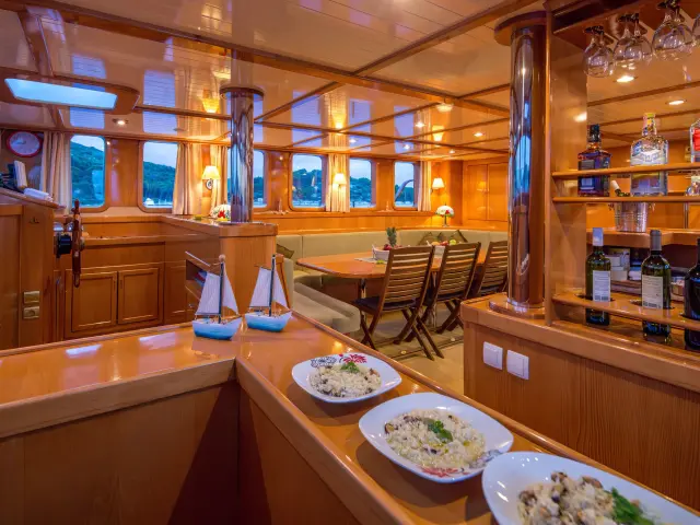 Yacht Morning Star saloon