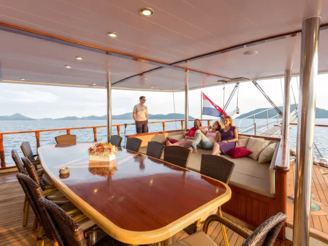 Yacht Morning Star dining table