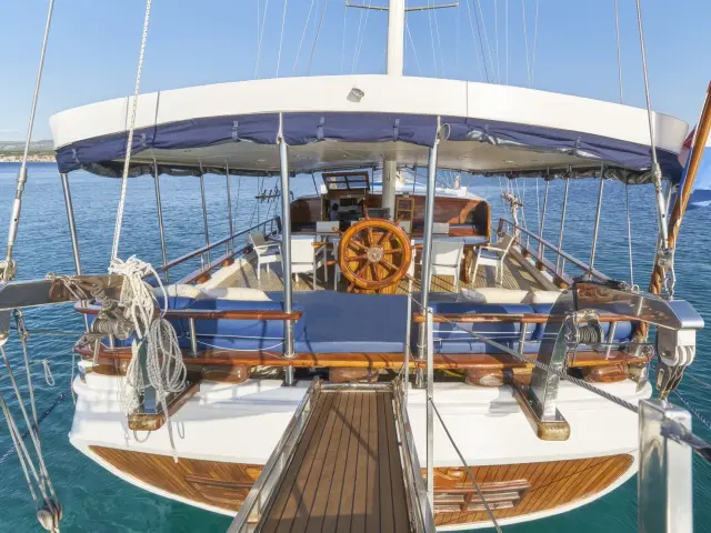 Yacht Perla aft view