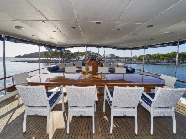 Yacht Perla dining table