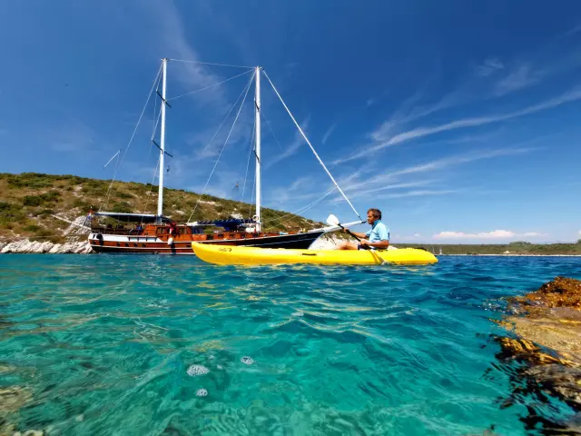 Yacht Perla side view