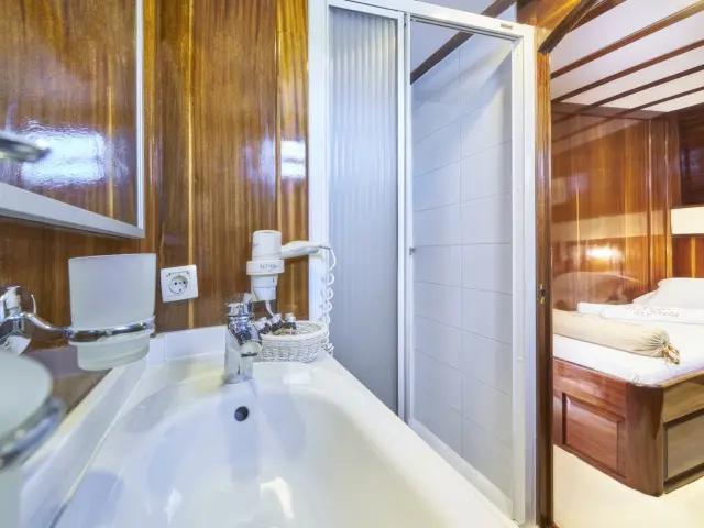 Yacht Perla cabin bathroom