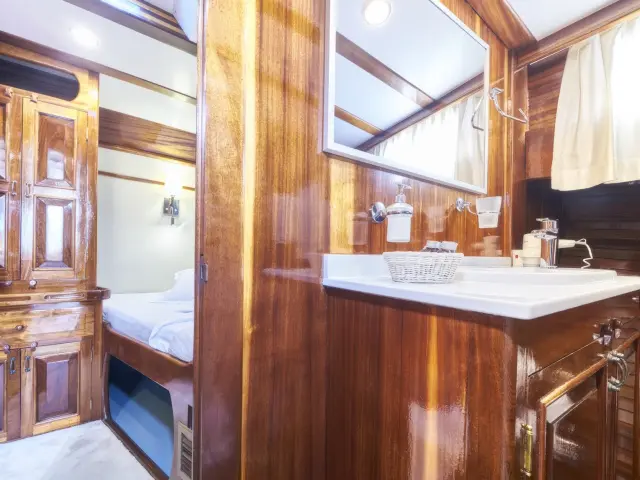 Yacht Perla cabin bathroom