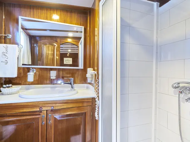 Yacht Perla cabin bathroom