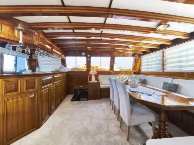 Yacht Perla saloon
