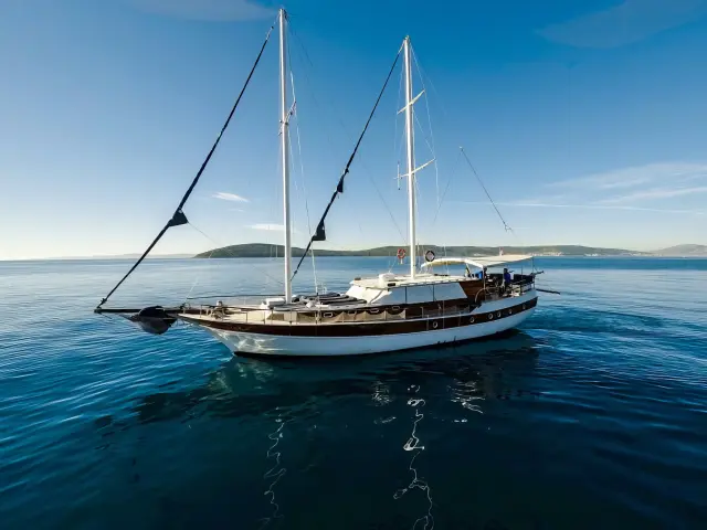 Yacht San side view
