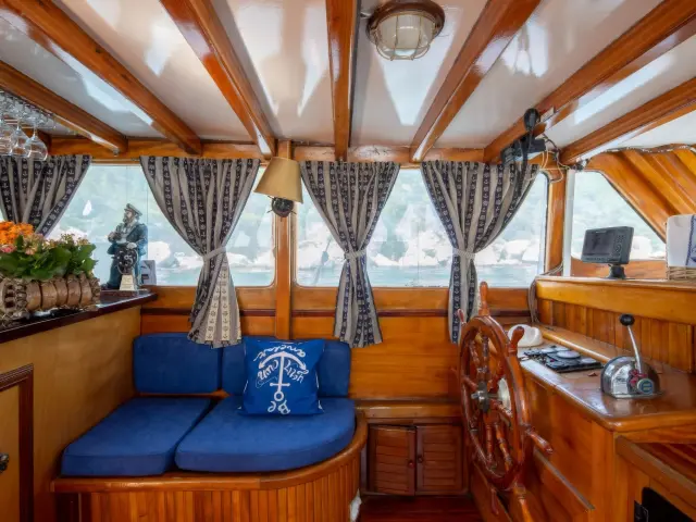 Yacht San saloon