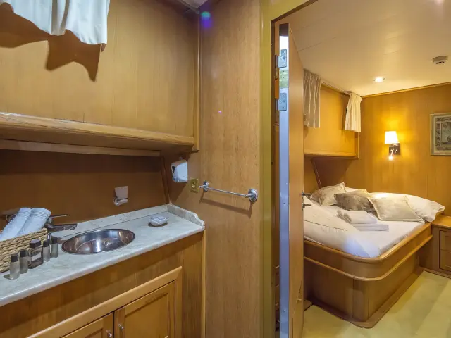 Yacht Morning Star cabin bathroom
