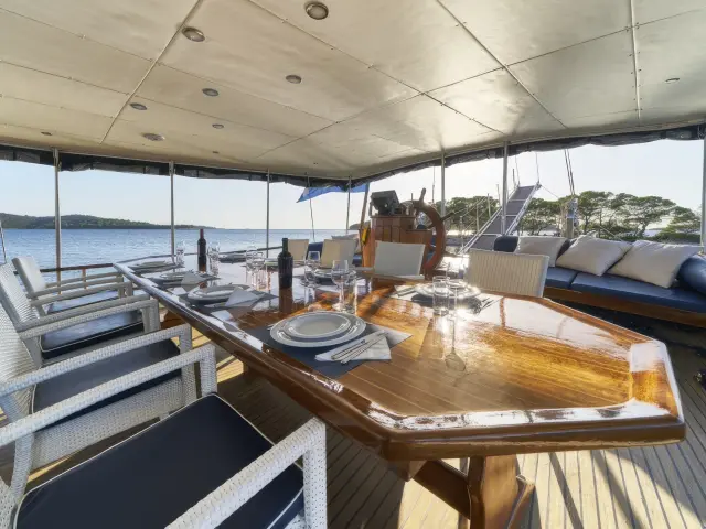 Yacht Perla dining table