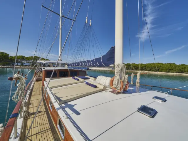 Yacht Perla deck