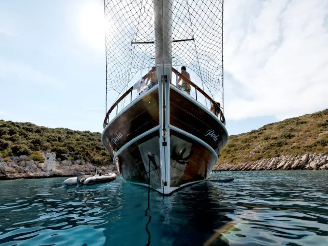 Yacht Perla front view