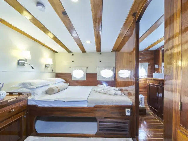 Yacht Perla cabin