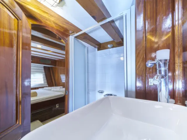 Yacht Perla cabin bathroom