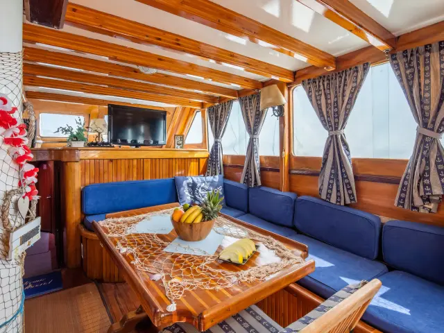 Yacht San saloon